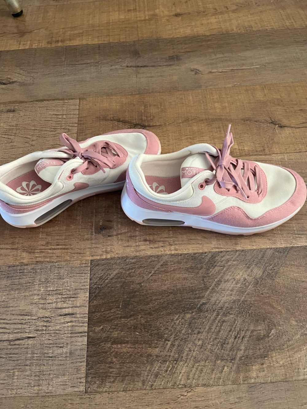 🩷Nike Kids Pink and White Sneakers Size 7 youth fits Woman’s 8